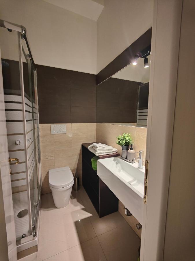 Apartment Designed Pop 2 Bedrooms, 2 Baths In Center - Wifi, Ac, Steps From Subway M1 And M2, Station And Airport Connected Milan